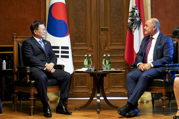 오스트리아를 국빈 방문중인 문재인 대통령이 14일(현지시간) 빈 의회도서관을 방문, 소보트카 오스트리아 하원의장과 면담하고 있다. 2021.6.15 연합뉴스