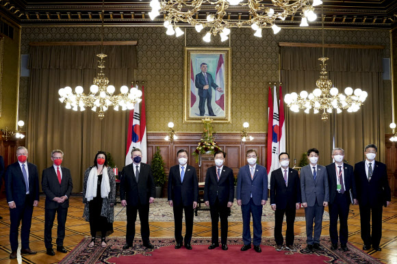 오스트리아를 국빈 방문중인 문재인 대통령이 14일(현지시간) 빈 의회도서관을 방문, 소보트카 오스트리아 하원의장을 비롯한 관계자들과 기념촬영을 하고 있다. 2021.6.15 연합뉴스