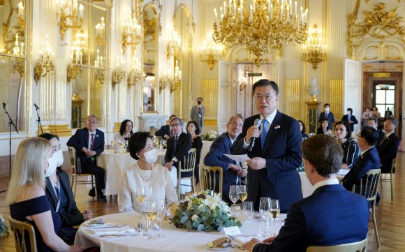 오스트리아를 국빈 방문중인 문재인 대통령이 14일(현지시간) 빈 쇤부른궁에서 열린 제바스티안 쿠르츠 총리 초청 오찬에서 인사말을 하고 있다. 2021.6.15  청와대 제공