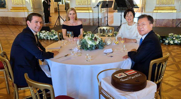 오스트리아를 국빈 방문중인 문재인 대통령이 14일(현지시간) 빈 쇤부른궁에서 열린 제바스티안 쿠르츠 총리 초청 오찬에 참석해 있다. 2021.6.15  청와대 제공