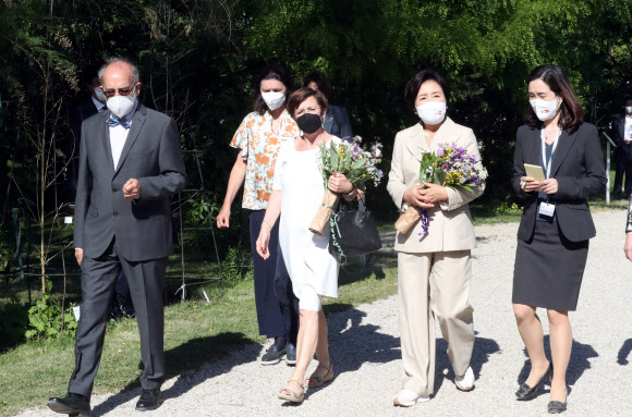 문재인 대통령과 오스트리아를 국빈 방문중인 김정숙 여사가 14일(현지시간) 빈 대학 식물원을 방문, 시설을 보고 있다. 2021.6.15  연합뉴스