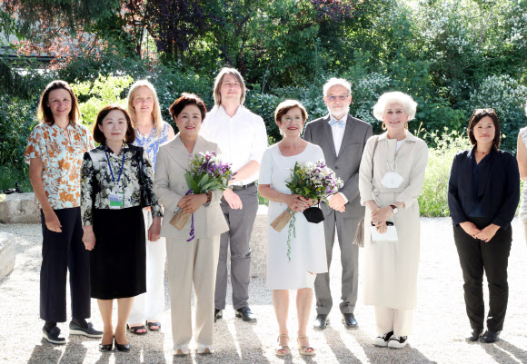 문재인 대통령과 오스트리아를 국빈 방문중인 김정숙 여사가 14일(현지시간) 빈 대학 식물원을 방문, 도리스 슈미다우어 영부인 및 식물원 관계자들과 기념사진을 촬영하고 있다. 2021.6.15  연합뉴스