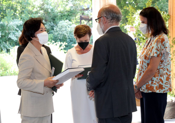 문재인 대통령과 오스트리아를 국빈 방문중인 김정숙 여사가 14일(현지시간) 오스트리아 빈 대학 식물원을 방문, 식물원 쪽에서 준비한 선물을 받고 있다.  2021.6.15  연합뉴스