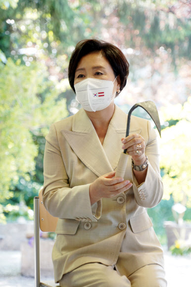 문재인 대통령과 오스트리아를 국빈 방문중인 김정숙 여사가 도리스 슈미다우어 영부인과 14일(현지시간) 빈 대학 식물원을 방문, 한국의 호미를 설명하고 있다. 2021.6.15  연합뉴스