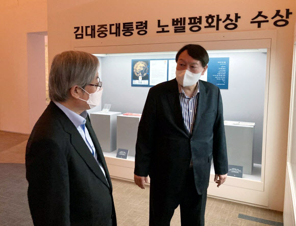 윤석열 전 검찰총장이 지난 11일 서울 마포구 동교동 연세대 김대중 도서관을 방문, 김성재 김대중 노벨평화상 기념관 이사장과 함께 전시물을 살펴보고 있다. 2021.6.15  윤석열 전 검찰총장 측 제공