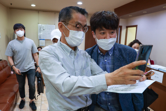 민방위 대원인 이준석 국민의힘 대표가 15일 오전 서울 노원구 한 병원에서 코로나19 백신(얀센)을 접종했다. 접종을 마친 뒤 시민들의 요청으로 기념촬영을 하고 있다. 2021.6.15  국회사진기자단