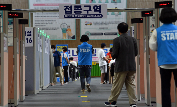 백신접종 인원이 1300만명을 돌파한 가운데 15일 서울 동작구 사당종합체육관에 마련된 코로나19 예방접종센터에서 시민들이 백신접종을 하고 있다. 2021. 6. 15 정연호 기자 tpgod@seoul.co.kr