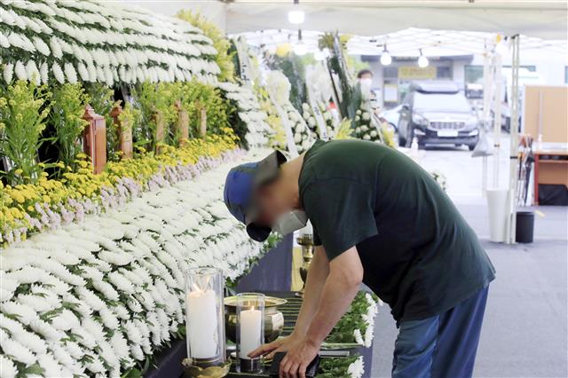 15일 오전 광주 동구청에 마련된 학동4구역 재개발 붕괴 참사 희생자 합동분향소에서 최연소 희생자 김군의 아버지가 오열하고 있다. 고교생 김군은 지난 9일 동아리모임을 위해 비대면수업인데도 학교를 찾았다가 ‘52번’ 버스에 올라탄 뒤 끝내 돌아오지 못했다. 2021.6.15 뉴스1