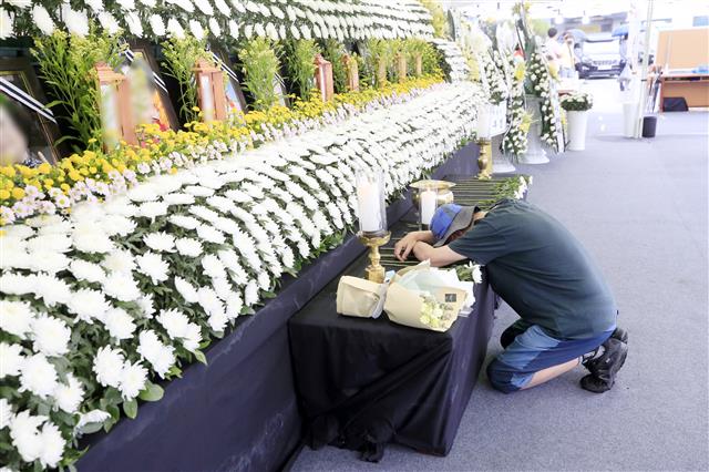 15일 오전 광주 동구청에 마련된 학동4구역 재개발 붕괴 참사 희생자 합동분향소에서 최연소 희생자 김군의 아버지가 오열하고 있다. 고교생 김군은 지난 9일 동아리모임을 위해 비대면수업인데도 학교를 찾았다가 ‘52번’ 버스에 올라탄 뒤 끝내 돌아오지 못했다. 2021.6.15 뉴스1