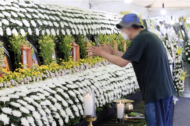 15일 오전 광주 동구청에 마련된 학동4구역 재개발 붕괴 참사 희생자 합동분향소에서 최연소 희생자 김군의 아버지가 오열하고 있다. 고교생 김군은 지난 9일 동아리모임을 위해 비대면수업인데도 학교를 찾았다가 ‘52번’ 버스에 올라탄 뒤 끝내 돌아오지 못했다. 2021.6.15 뉴스1