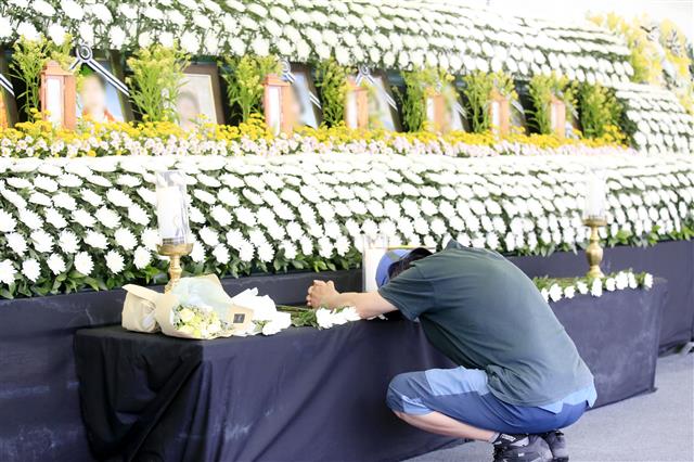 15일 오전 광주 동구청에 마련된 학동4구역 재개발 붕괴 참사 희생자 합동분향소에서 최연소 희생자 김군의 아버지가 오열하고 있다. 고교생 김군은 지난 9일 동아리모임을 위해 비대면수업인데도 학교를 찾았다가 ‘52번’ 버스에 올라탄 뒤 끝내 돌아오지 못했다. 2021.6.15 뉴스1