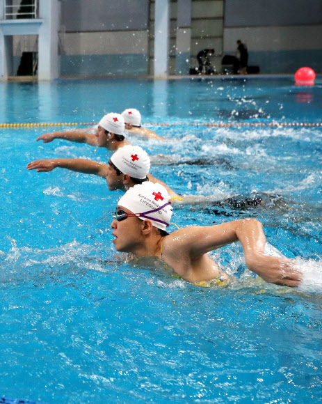 15일 오전 경기도 수원시 팔달구 스포츠아일랜드 스킨스쿠버 다이빙풀에서 대한적십자사 경기도지사 인명구조요원 교육이 진행되고 있다. 2021.6.15  연합뉴스