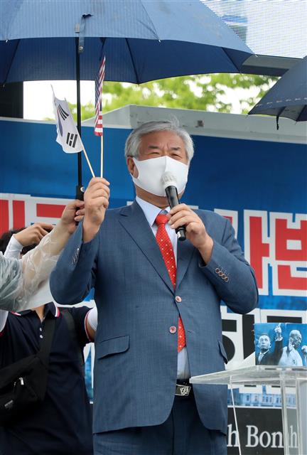 전광훈 목사가 15일 전북 전주시 전북도청 앞에서 열린 ‘헌법·보안법 폐기 결사반대 국민혁명당 기자회견’에서 발언을 하고 있다. 2021.6.15 뉴스1