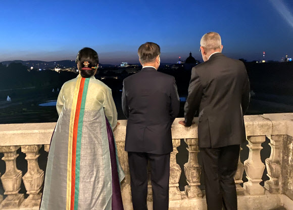 오스트리아를 국빈방문한 문재인 대통령과 김정숙 여사가 14일 오후(현지시간) 비엔나 벨베데레궁에서 알렉산더 판 데어 벨렌 오스트리아 대통령으로부터 독립선언 장소 설명을 듣고 있다. 2021.6.15    청와대 제공