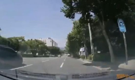 지난달 30일 한 도로에서 일어난 전기차 급발진 사고 블랙박스 영상. 유튜브