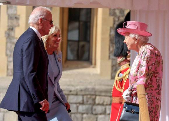 영국을 방문한 조 바이든 미국 대통령이 선글라스 차림으로 엘리자베스 2세 영국 여왕을 접견했다. 2021-06-14 AFP연합뉴스