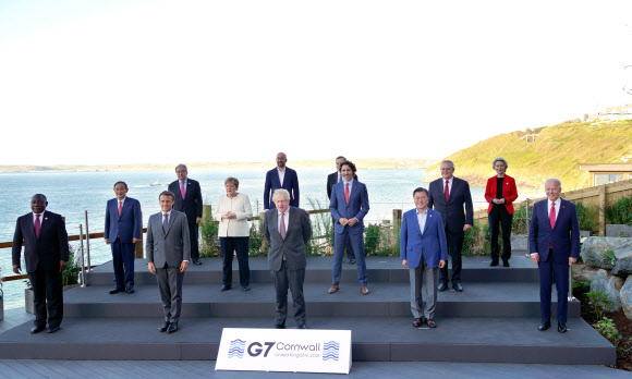 문 대통령, G7 정상과 기념촬영 원본 사진