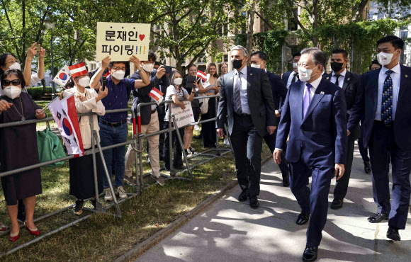 교민들에게 인사하는 문재인 대통령