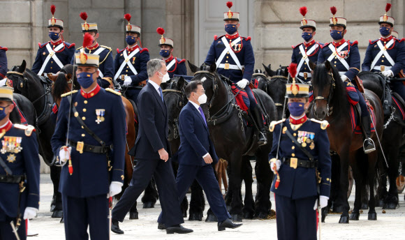 스페인 공식 환영식 참석한 문 대통령