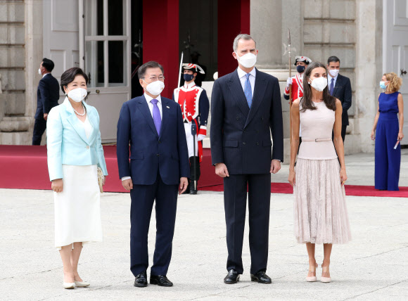 스페인을 국빈 방문 중인 문재인 대통령과 김정숙 여사가 15일(현지시간) 스페인 마드리드왕궁에서 열린 공식 환영식서 펠리페 6세 스페인 국왕 내외와 참석하고 있다.  2021.6.16  연합뉴스