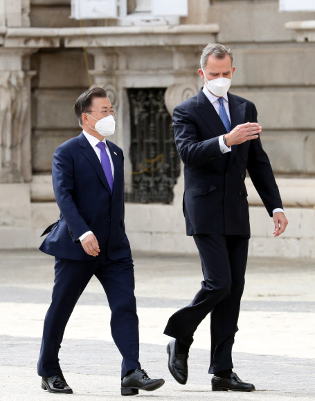 스페인을 국빈 방문 중인 문재인 대통령과 김정숙 여사가 15일(현지시간) 스페인 마드리드왕궁에서 열린 공식 환영식에서 펠리페 6세 스페인 국왕과 함께 이동하고 있다.  2021.6.16  연합뉴스