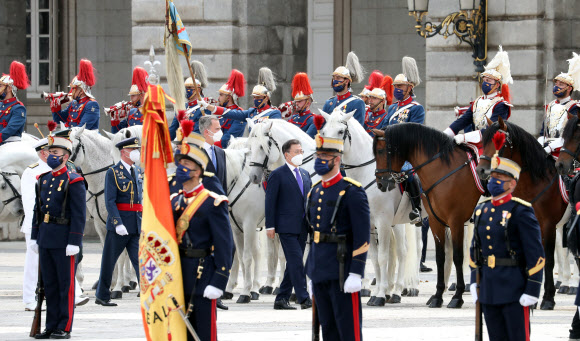 스페인을 국빈 방문 중인 문재인 대통령이 15일(현지시간) 스페인 마드리드왕궁에서 열린 공식 환영식에 참석해 펠리페 6세 스페인 국왕과 함께 의장대 사열을 하고 있다. 2021.6.16  연합뉴스