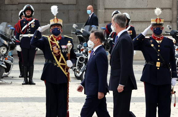 스페인을 국빈 방문 중인 문재인 대통령이 15일(현지시간) 스페인 마드리드왕궁에서 열린 공식 환영식에 참석해 펠리페 6세 스페인 국왕과 함께 의장대 사열을 하고 있다. 2021.6.16  연합뉴스