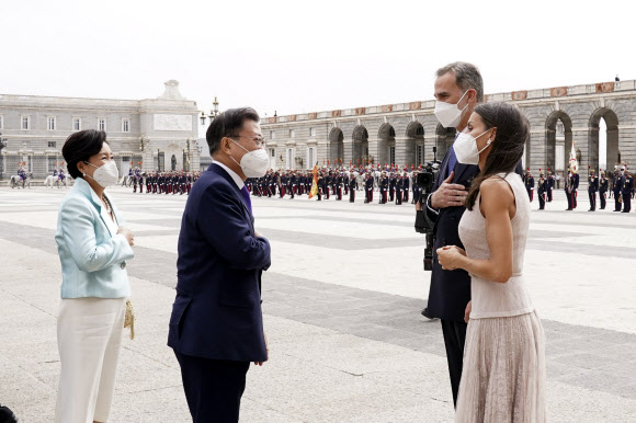 스페인을 국빈 방문 중인 문재인 대통령과 김정숙 여사가 15일(현지시간) 스페인 마드리드왕궁에서 열린 공식 환영식서 펠리페 6세 스페인 국왕 내외와 인사를 나누고 있다.  2021.6.16 연합뉴스