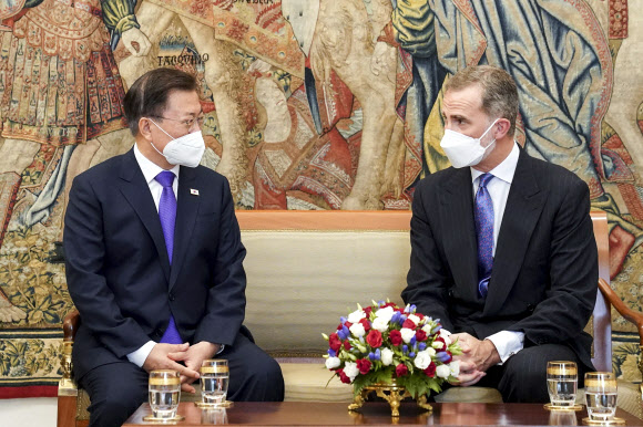 스페인을 국빈 방문 중인 문재인 대통령과 김정숙 여사가 15일(현지시간) 스페인 마드리드왕궁에서 열린 공식 환영식에서 펠리페 6세 국왕과 환담하고 있다. 2021.6.16 연합뉴스