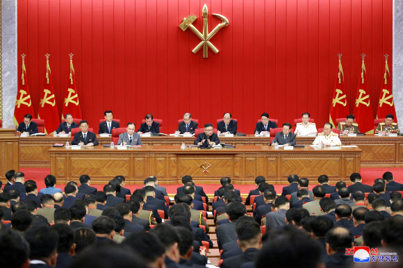 북한이 지난 15일 김정은 총비서 주재로 노동당 중앙위원회 제8기 제3차 전원회의를 열었다고 조선중앙통신이 16일 보도했다. 이번 전원회의에서는 국제 정세에 맞는 국가적인 중대사업을 논의할 예정이라고 통신은 전했다. 2021.6.16  평양 조선중앙통신 연합뉴스