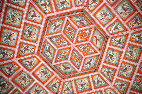 지난 2017년 5월 해체·보수 공사를 시작한 경복궁 북쪽의 아름다운 육각 정자 ‘향원정’(香遠亭)이 올가을 정비를 마치고 공개된다. 지금도 향원정을 둘러싼 연못인 향원지(香遠池) 주변 가림막 사이로 정자와 물 빠진 연못을 볼 수 있지만, 10월이면 공식적으로 공사를 마무리한다. 연못 조경 작업까지 마무리되는 시점은 내년 봄이다. 사진은 지난 14일 막바지 보수 작업이 한창인 향원정의 단청. 2021.6.16  연합뉴스