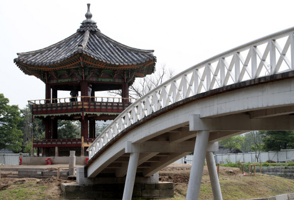 지난 2017년 5월 해체·보수 공사를 시작한 경복궁 북쪽의 아름다운 육각 정자 ‘향원정’(香遠亭)이 올가을 정비를 마치고 공개된다. 지금도 향원정을 둘러싼 연못인 향원지(香遠池) 주변 가림막 사이로 정자와 물 빠진 연못을 볼 수 있지만, 10월이면 공식적으로 공사를 마무리한다. 연못 조경 작업까지 마무리되는 시점은 내년 봄이다. 사진은 지난 14일 막바지 보수 작업이 한창인 향원정. 2021.6.16  연합뉴스