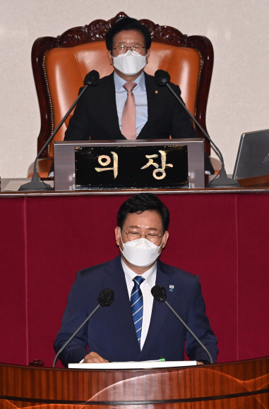 16일 오전 국회에서 열린 국회 본회의에서 송영길 민주당 대표가 교섭단체 대표 연설을 하고 있다.2021. 6. 16  김명국 선임기자 daunso@seoul.co.kr