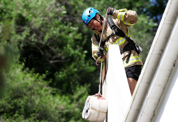 16일 오전 경기도 용인시 처인구 경기도소방학교에서 열린 ‘2021년 경기도 소방기술 경연대회’에서 참가자가 기량을 뽐내고 있다. 2021.6.16  연합뉴스