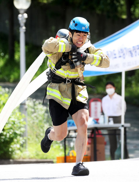 16일 오전 경기도 용인시 처인구 경기도소방학교에서 열린 ‘2021년 경기도 소방기술 경연대회’에서 참가자가 기량을 뽐내고 있다. 2021.6.16  연합뉴스