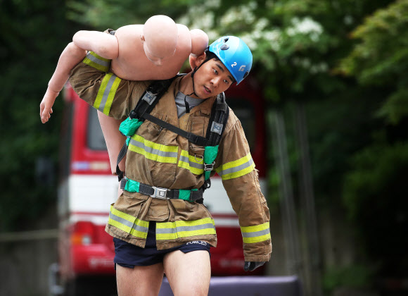 16일 오전 경기도 용인시 처인구 경기도소방학교에서 열린 ‘2021년 경기도 소방기술 경연대회’에서 참가자가 기량을 뽐내고 있다. 2021.6.16  연합뉴스