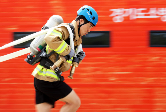 16일 오전 경기도 용인시 처인구 경기도소방학교에서 열린 ‘2021년 경기도 소방기술 경연대회’에서 참가자가 기량을 뽐내고 있다. 2021.6.16  연합뉴스