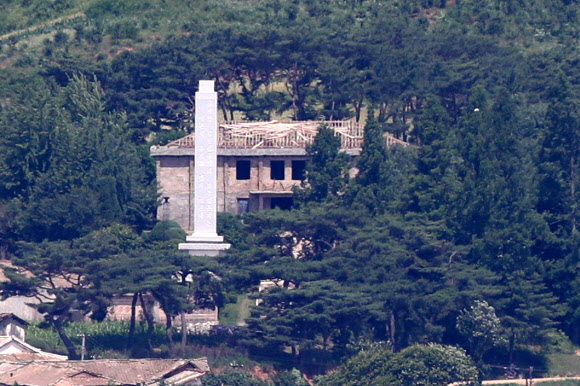 16일 경기도 파주시 오두산 통일전망대에서 바라본 북한 황해북도 개풍군에서 김일성 사적관 지붕 공사가 진행 중이다. 2021.6.16  연합뉴스