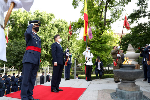 애국열사 추모탑 참배하는 문재인 대통령