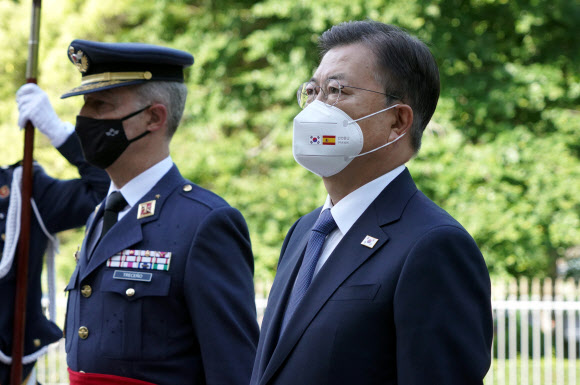 애국열사 추모탑 참배하는 문재인 대통령