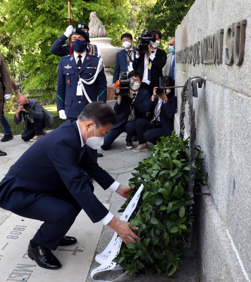 애국열사 추모탑 헌화하는 문 대통령