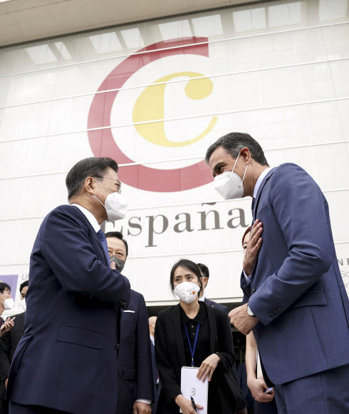 스페인 총리와 대화하는 문 대통령