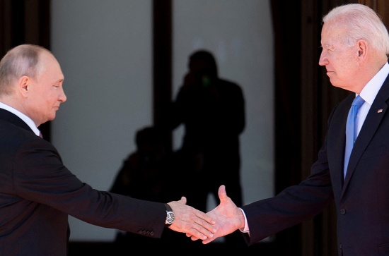 스위스 제네바에서 열린 미·러 정상 회담에 참석한  바이든 미국 대통령(오른쪽)과 푸틴 러시아 대통령. AFP 연합뉴스