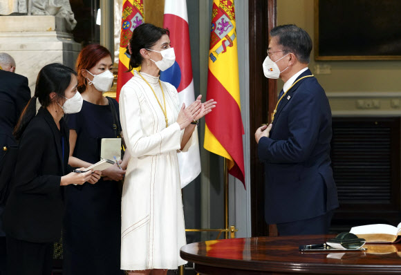 스페인을 국빈 방문 중인 문재인 대통령이 16일(현지시간) 스페인 마드리드 상원의사당에서 욥 쿠엔카 상원의장에게 메달을 수여받고 있다. 2021.6.16  연합뉴스