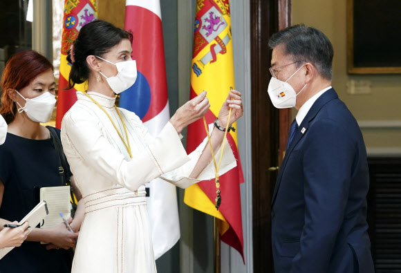 스페인을 국빈 방문 중인 문재인 대통령이 16일(현지시간) 스페인 마드리드 상원의사당에서 욥 쿠엔카 상원의장에게 메달을 수여받고 있다. 2021.6.16  연합뉴스