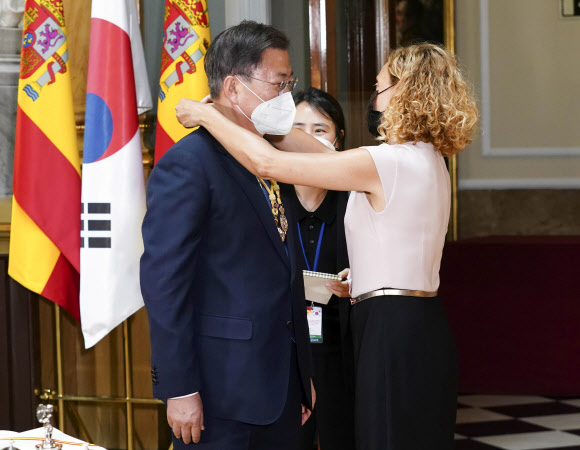 스페인을 국빈 방문 중인 문재인 대통령이 16일(현지시간) 스페인 마드리드 상원의사당에서 메리첼 바텟 하원의장에게 메달을 수여받고 있다. 2021.6.16  연합뉴스