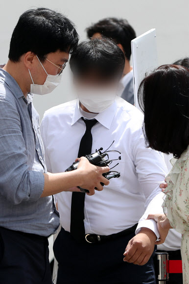 17명의 사상자가 발생한 철거건물 붕괴참사 공사를 맡았던 현장 책임자(하도급 업체 관계자)가 17일 오전 광주지방법원에서 열리는 구속 전 피의자심문(영장실질심사)에 출석하며 기자들 질문을 받고 있다. 경찰은 학동 4구역 재개발 사업지에서 법류를 무시하고 철거 공사를 강행해 인명피해 사고를 낸 혐의(업무상 과실 치사상) 등으로 현장 책임자, 불법 재하도급 업체 대표인 굴착기 기사 등에 대해 사전구속영장을 신청했다. 2021.6.17  연합뉴스