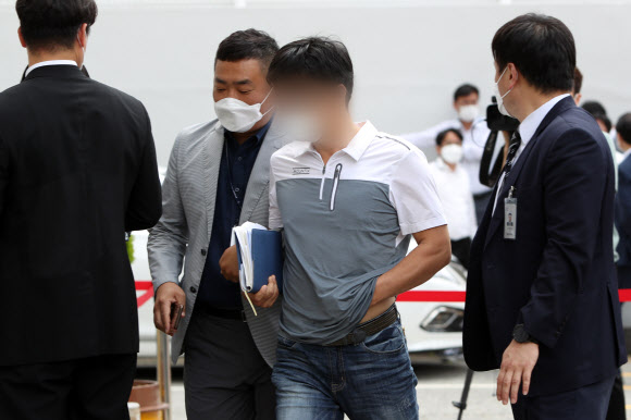 17명의 사상자가 발생한 철거건물 붕괴참사 공사를 맡았던 굴착기 기사(불법 재하도급 업체 대표)가 17일 오전 광주지방법원에서 열리는 구속 전 피의자심문(영장실질심사)에 출석하고 있다. 경찰은 학동 4구역 재개발 사업지에서 법류를 무시하고 철거 공사를 강행해 인명피해 사고를 낸 혐의(업무상 과실 치사상) 등으로 굴착기 기사, 현장 책임자 등에 대해 사전구속영장을 신청했다. 2021.6.17  연합뉴스