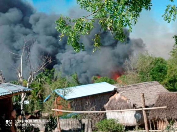 미얀마 군경의 방화에 의해 불타버린 중부 마궤 지역 파욱구(區) 킨마 마을. 2021.6.16  소셜미디어 캡처