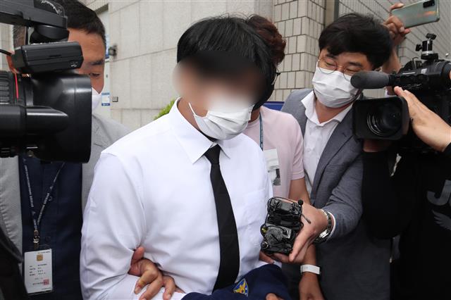 17명의 사상자가 발생한 광주 동구 학동4구역 재개발건물 붕괴 참사와 관련해 업무상과실치사상 혐의 등으로 구속영장이 신청된 철거 공사 현장소장이 17일 오전 구속 전 피의자 심문을 받은 뒤 광주지방법원을 나서고 있다.  2021.6.17 뉴스1